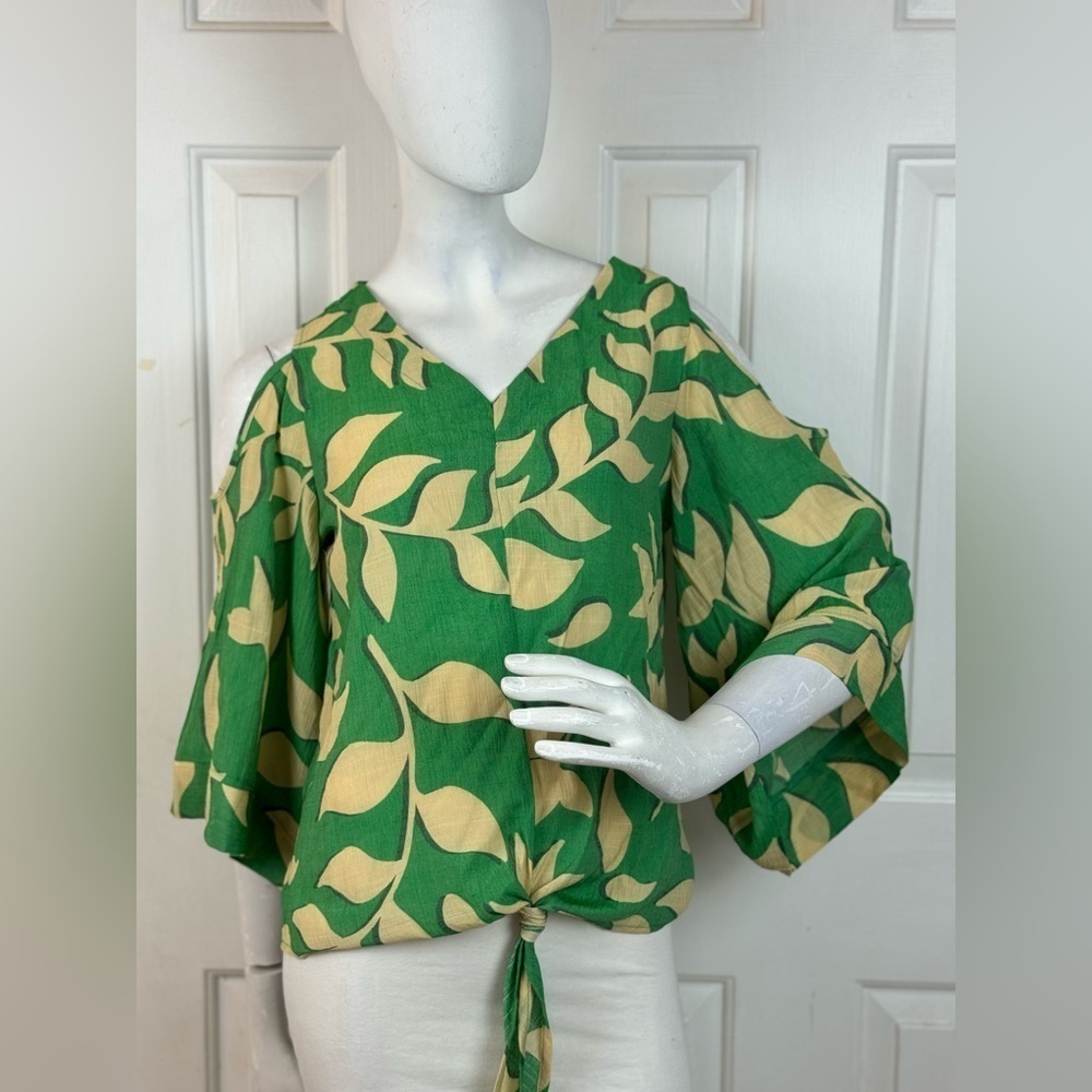 By Design Green and Cream Leaf Print Women's Top Size Small J-37